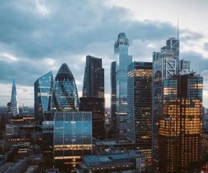 Les cryptomonnaies offrent un potentiel de rendement élevé et une plus grande liberté financière grâce à la décentralisation, opérant sur un marché ouvert 24h/24 et 7j/7. Cependant, elles constituent un investissement à haut risque en raison de leur extrême volatilité et de l'absence de réglementation. Les principaux risques incluent les pertes rapides et les failles de cybersécurité. La clé du succès réside dans le fait d'investir uniquement avec une stratégie claire et un capital qui ne compromet pas votre stabilité financière.