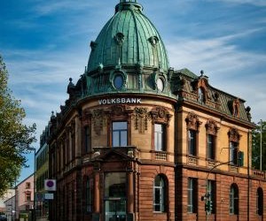 Le Forex offre la possibilité de profiter des fluctuations des devises mondiales sur un marché très liquide qui fonctionne 24 heures sur 24, mais c'est aussi un secteur à haut risque en raison de l'effet de levier, de la forte volatilité et de l'impact des actualités macroéconomiques ; la clé est de trader avec une stratégie claire, une gestion stricte des risques et uniquement avec un capital que vous pouvez vous permettre de perdre sans affecter votre stabilité financière.