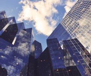 Le Forex offre la possibilité de profiter des fluctuations des devises mondiales sur un marché très liquide qui fonctionne 24 heures sur 24, mais c'est aussi un secteur à haut risque en raison de l'effet de levier, de la forte volatilité et de l'impact des actualités macroéconomiques ; la clé est de trader avec une stratégie claire, une gestion stricte des risques et uniquement avec un capital que vous pouvez vous permettre de perdre sans affecter votre stabilité financière.