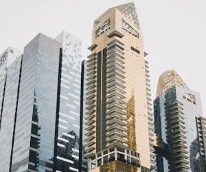 Le Forex offre la possibilité de profiter des fluctuations des devises mondiales sur un marché très liquide qui fonctionne 24 heures sur 24, mais c'est aussi un secteur à haut risque en raison de l'effet de levier, de la forte volatilité et de l'impact des actualités macroéconomiques ; la clé est de trader avec une stratégie claire, une gestion stricte des risques et uniquement avec un capital que vous pouvez vous permettre de perdre sans affecter votre stabilité financière.