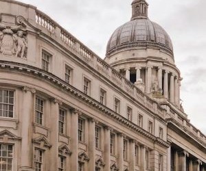 Les investissements vous permettent d'accroître votre patrimoine au fil du temps en faisant fructifier votre argent dans des actifs tels que les actions, les obligations, les fonds, l'immobilier et bien plus encore, mais ils comportent toujours des risques, notamment la volatilité des marchés, le risque de perte en capital et l'érosion des rendements par l'inflation ; l'essentiel est d'investir avec une stratégie claire, une diversification appropriée et uniquement avec un capital qui ne compromet pas votre stabilité financière.