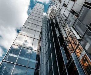 Le Forex offre la possibilité de profiter des fluctuations des devises mondiales sur un marché très liquide qui fonctionne 24 heures sur 24, mais c'est aussi un secteur à haut risque en raison de l'effet de levier, de la forte volatilité et de l'impact des actualités macroéconomiques ; la clé est de trader avec une stratégie claire, une gestion stricte des risques et uniquement avec un capital que vous pouvez vous permettre de perdre sans affecter votre stabilité financière.