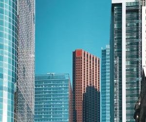 Le Forex offre la possibilité de profiter des fluctuations des devises mondiales sur un marché très liquide qui fonctionne 24 heures sur 24, mais c'est aussi un secteur à haut risque en raison de l'effet de levier, de la forte volatilité et de l'impact des actualités macroéconomiques ; la clé est de trader avec une stratégie claire, une gestion stricte des risques et uniquement avec un capital que vous pouvez vous permettre de perdre sans affecter votre stabilité financière.