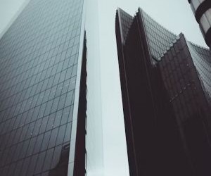 Le Forex offre la possibilité de profiter des fluctuations des devises mondiales sur un marché très liquide qui fonctionne 24 heures sur 24, mais c'est aussi un secteur à haut risque en raison de l'effet de levier, de la forte volatilité et de l'impact des actualités macroéconomiques ; la clé est de trader avec une stratégie claire, une gestion stricte des risques et uniquement avec un capital que vous pouvez vous permettre de perdre sans affecter votre stabilité financière.