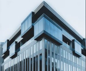 Le Forex offre la possibilité de profiter des fluctuations des devises mondiales sur un marché très liquide qui fonctionne 24 heures sur 24, mais c'est aussi un secteur à haut risque en raison de l'effet de levier, de la forte volatilité et de l'impact des actualités macroéconomiques ; la clé est de trader avec une stratégie claire, une gestion stricte des risques et uniquement avec un capital que vous pouvez vous permettre de perdre sans affecter votre stabilité financière.