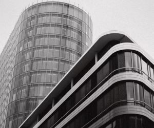 Le Forex offre la possibilité de profiter des fluctuations des devises mondiales sur un marché très liquide qui fonctionne 24 heures sur 24, mais c'est aussi un secteur à haut risque en raison de l'effet de levier, de la forte volatilité et de l'impact des actualités macroéconomiques ; la clé est de trader avec une stratégie claire, une gestion stricte des risques et uniquement avec un capital que vous pouvez vous permettre de perdre sans affecter votre stabilité financière.