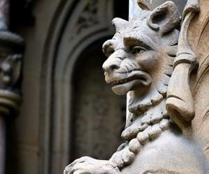 Le Forex offre la possibilité de profiter des fluctuations des devises mondiales sur un marché très liquide qui fonctionne 24 heures sur 24, mais c'est aussi un secteur à haut risque en raison de l'effet de levier, de la forte volatilité et de l'impact des actualités macroéconomiques ; la clé est de trader avec une stratégie claire, une gestion stricte des risques et uniquement avec un capital que vous pouvez vous permettre de perdre sans affecter votre stabilité financière.