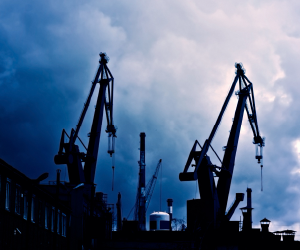 Le pétrole peut offrir une diversification de portefeuille et une protection partielle contre l’inflation, mais il reste un actif à haut risque en raison de sa volatilité, des tensions géopolitiques et des déséquilibres entre l’offre et la demande.